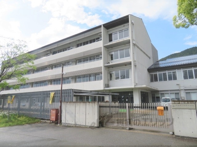中学校　柏原中学校（中学校）まで1900m