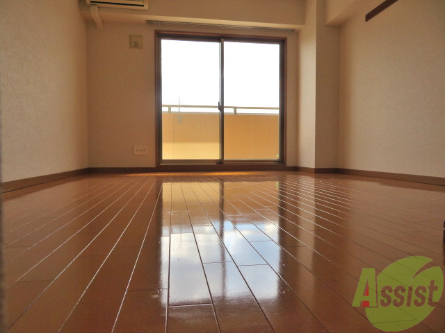 居室・リビング　窓から日差しがたっぷり入る明るいお部屋ですよ。