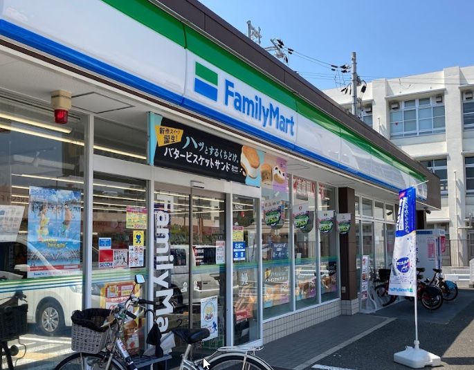 コンビニ　ファミリーマート 西成松店（コンビニ）まで142m