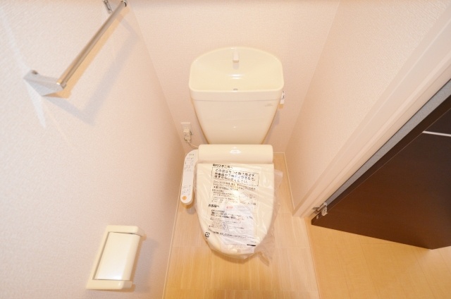 トイレ　温水洗浄便座付きのトイレです♪