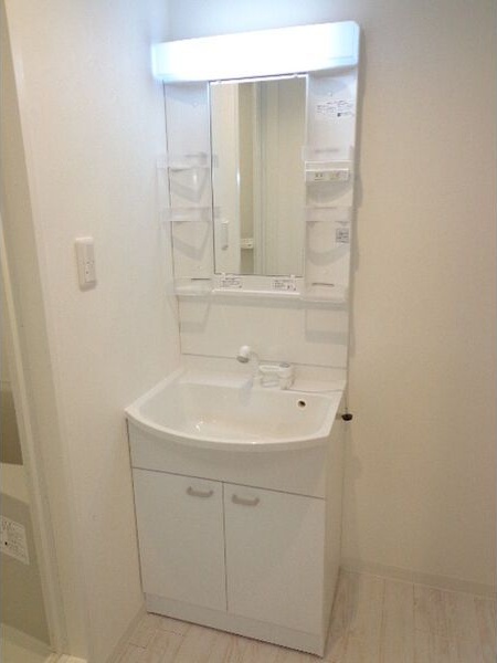 洗面設備　朝の身支度に便利な洗面台です♪