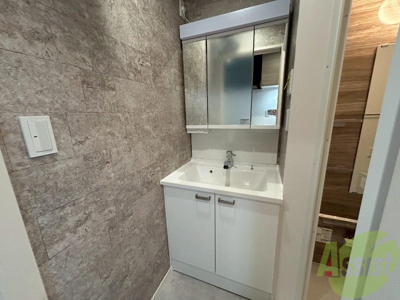 洗面設備　三面鏡の独立洗面台です。身支度がしやすそうです。