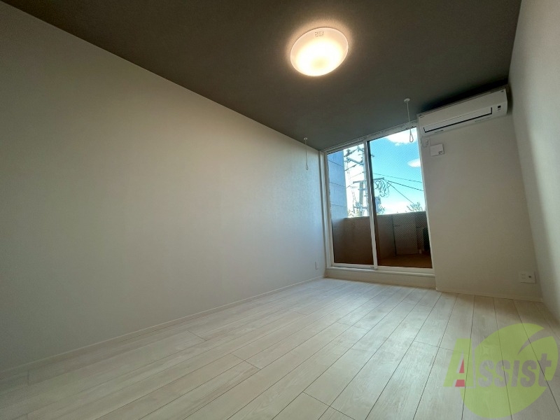 居室・リビング　７．８帖の洋室です。白を基調とした開放感のある空間です。