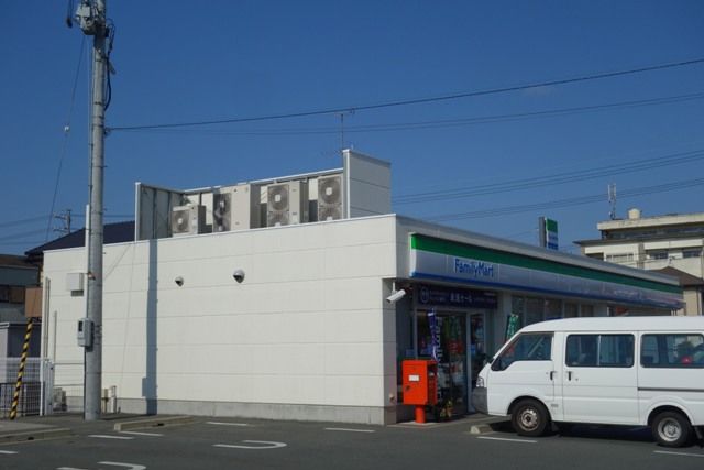 コンビニ　ファミリーマート浜松丸塚店（コンビニ）まで981m