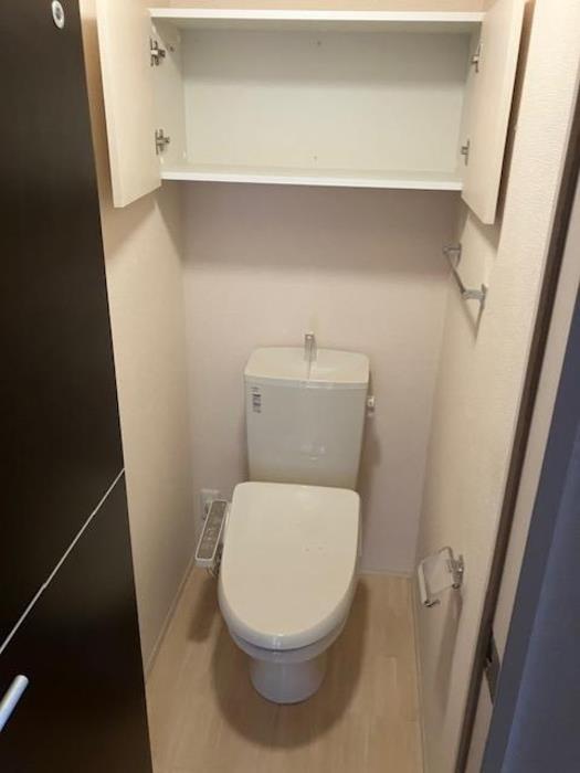 トイレ　トイレ用品を収納できる棚付きの洋式トイレ♪