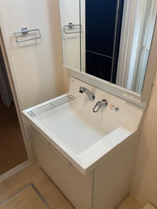 洗面設備　幅広でヘアメイクに便利な三面鏡のシャンプードレッサー♪