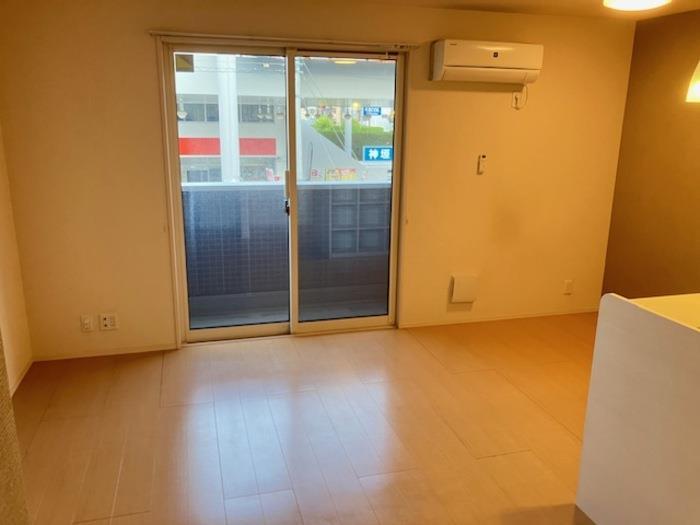 居室・リビング　エアコン付きの広々としたリビング12帖♪