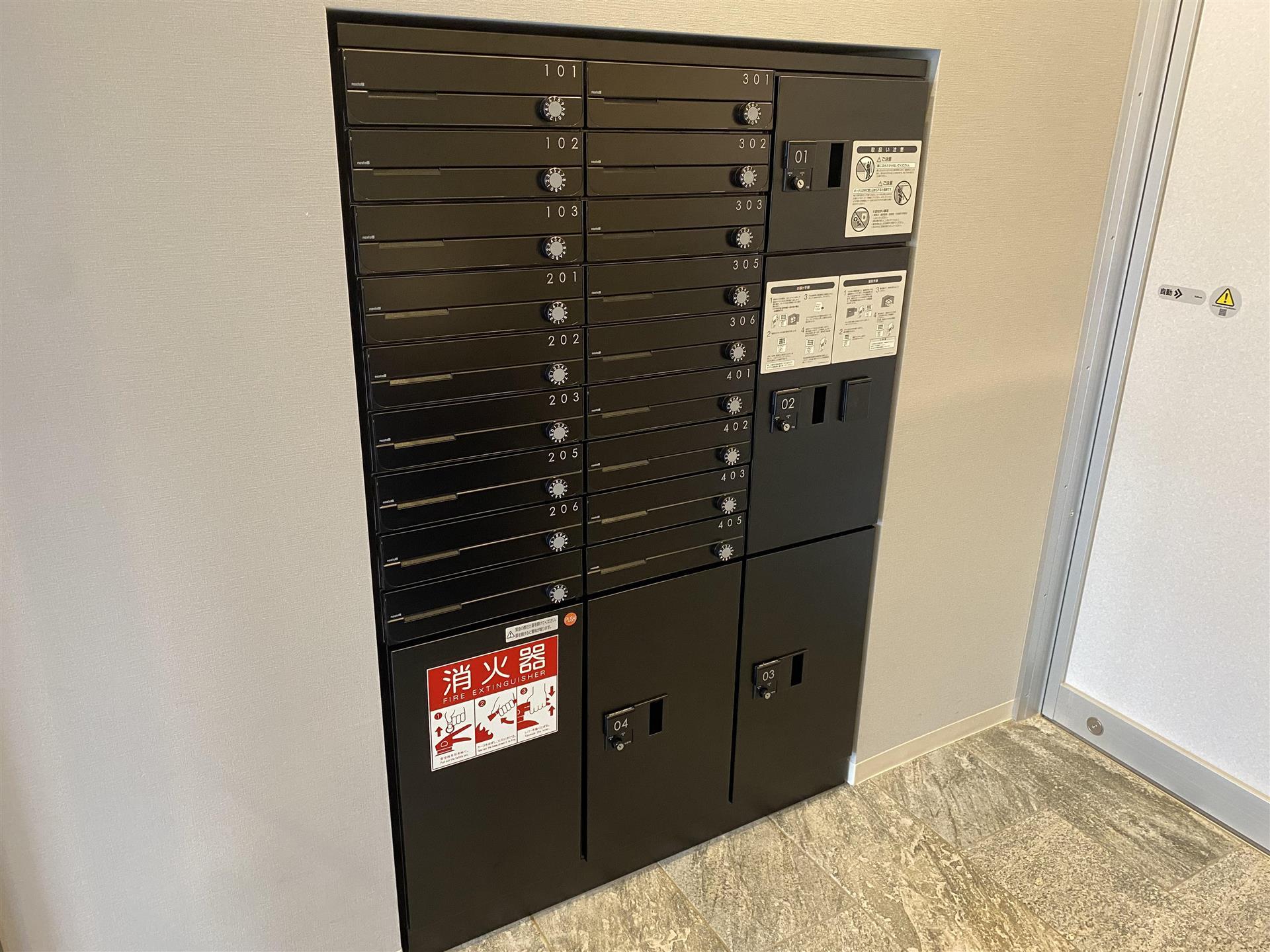 その他　エントランスに宅配ボックスが付いています