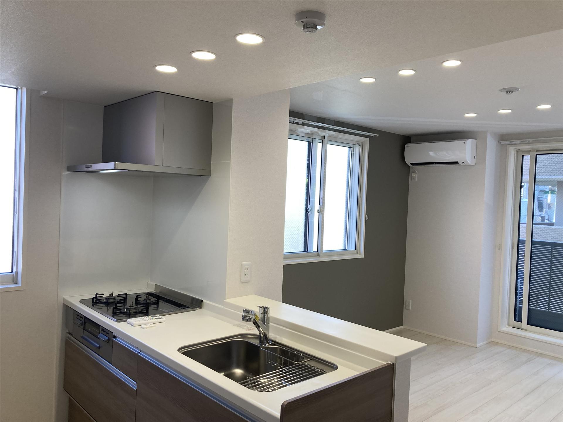 キッチン　3口コンロ付きのシステムキッチンです