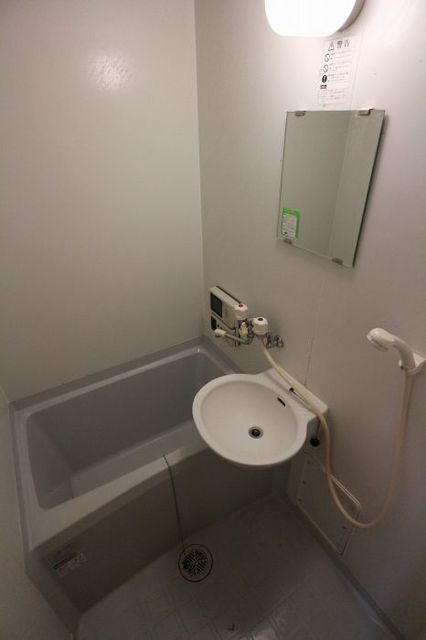 バス・シャワールーム　写真は同型タイプになります。