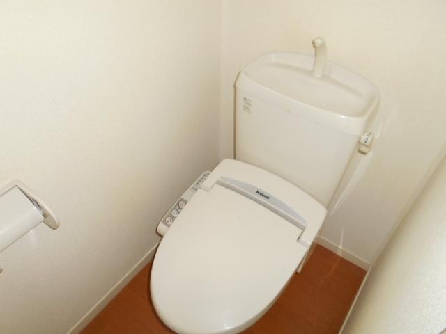 トイレ　落ち着いた色調のトイレです