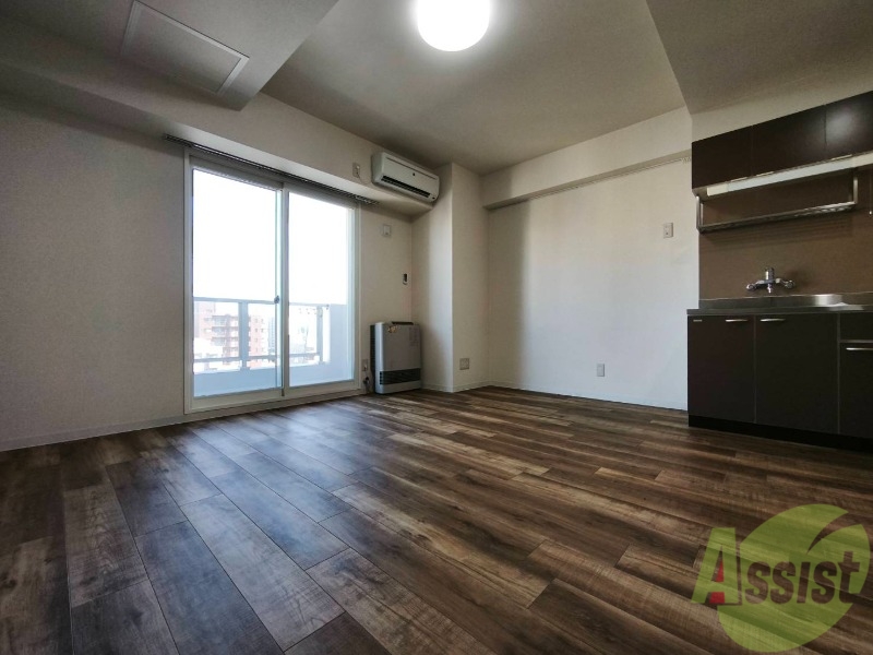 その他部屋・スペース　木目のフローリングは落ち着きのある印象のお部屋になりますね。