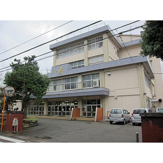 小学校　高岡市立横田小学校（小学校）まで706m