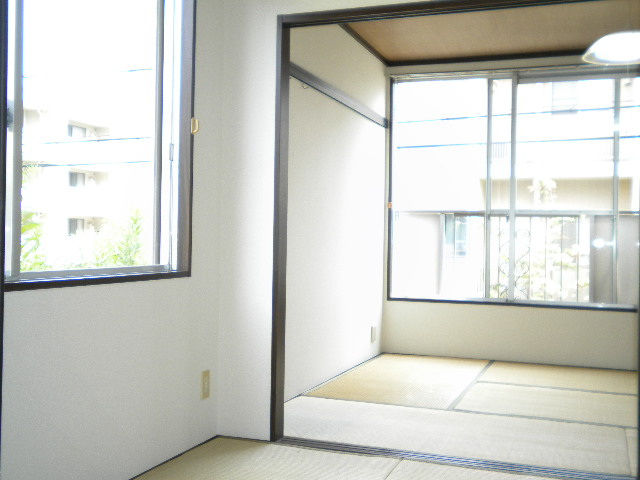 居室・リビング　明るい日差しが入ります！