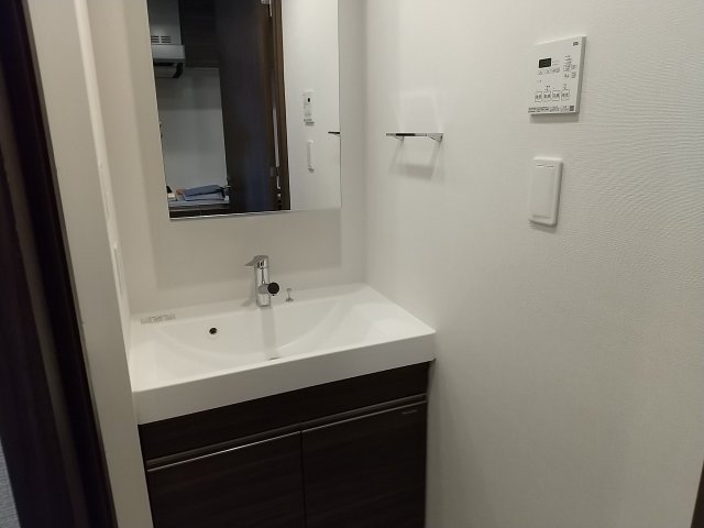 洗面設備　明るい洗面所です