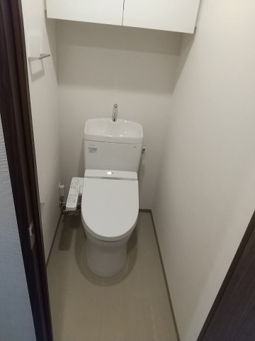 トイレ　落ち着いた色調のトイレです