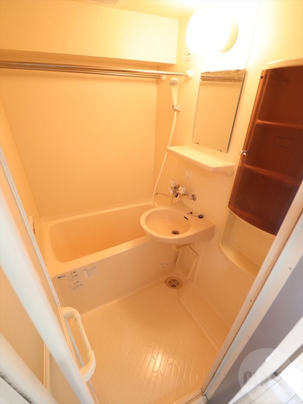 バス・シャワールーム　清潔感のあるお風呂