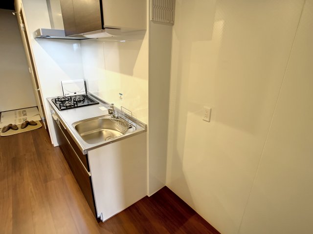 キッチン　掲載写真は同型の左右反転の部屋を掲載しております。仕様等が異