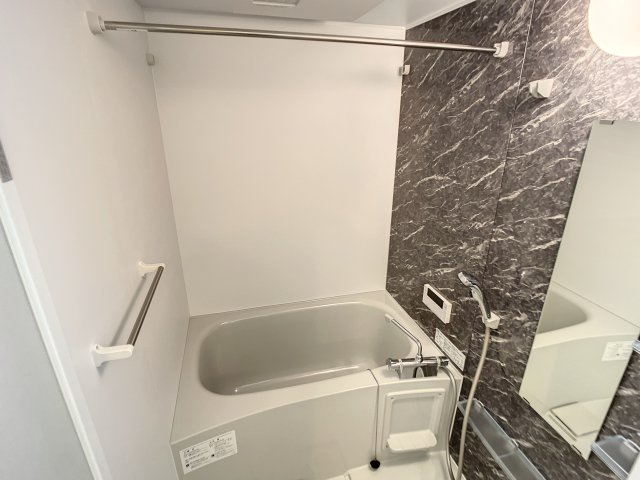 バス・シャワールーム　掲載写真は同型の左右反転の部屋を掲載しております。仕様等が異