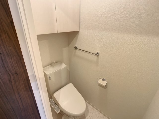 トイレ　掲載写真は同型の左右反転の部屋を掲載しております。仕様等が異