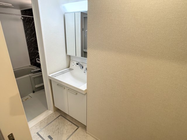 洗面設備　掲載写真は同型の左右反転の部屋を掲載しております。仕様等が異