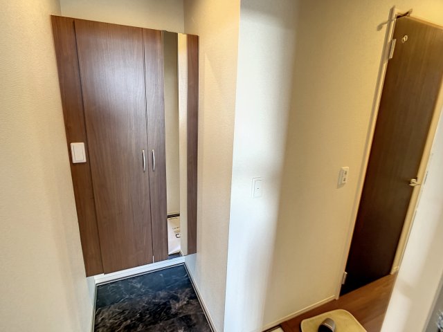 玄関　掲載写真は同型の左右反転の部屋を掲載しております。仕様等が異