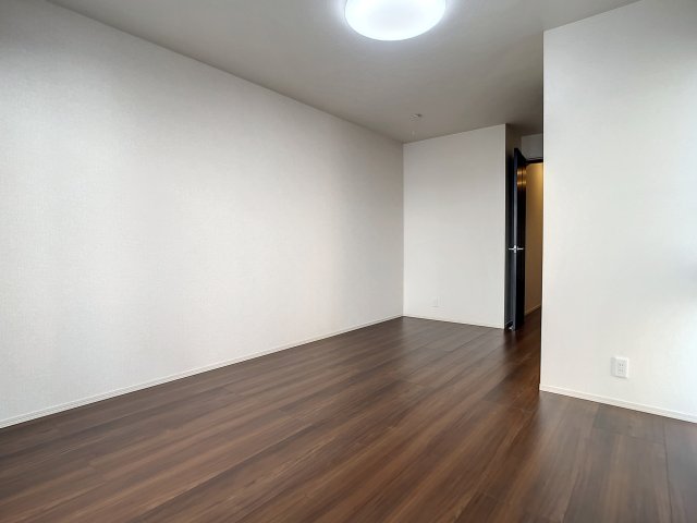 居室・リビング　掲載写真は同型の左右反転の部屋を掲載しております。仕様等が異