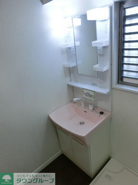 洗面設備　ピンクがアクセントの洗面台です