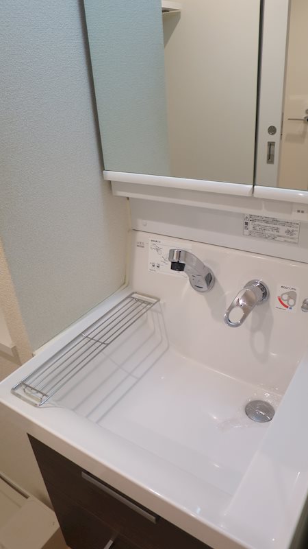 洗面設備　独立洗面台あり、毎朝おしゃれに忙しい女性の方におすすめです