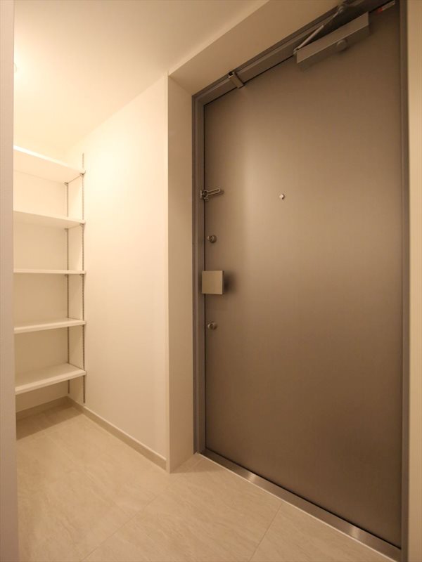 玄関　玄関　シューズボックス付（収納充実してます）