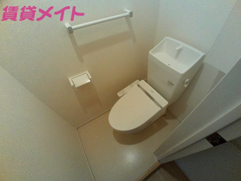 トイレ　同型反転写真です。