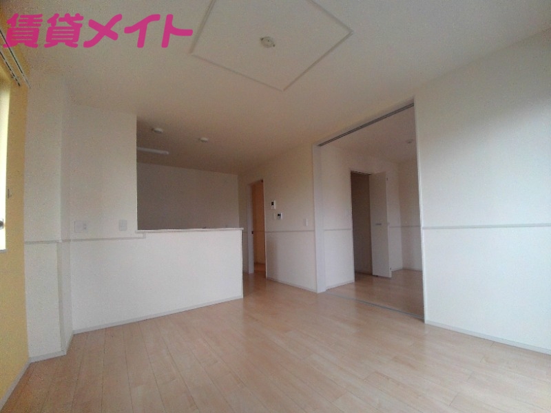 居室・リビング　同型反転写真です。