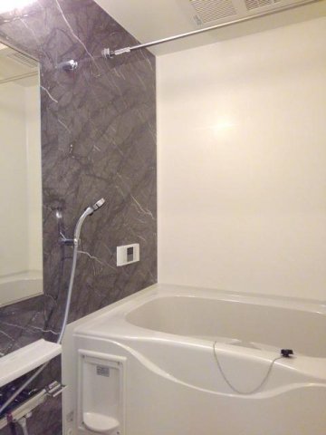 バス・シャワールーム　コンパクトで使いやすいお風呂です