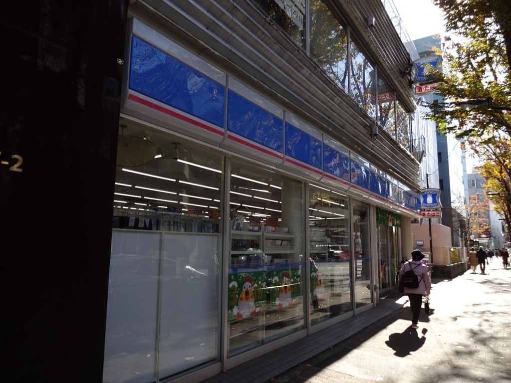 コンビニ　ローソン 杉並区役所前店（コンビニ）まで120m