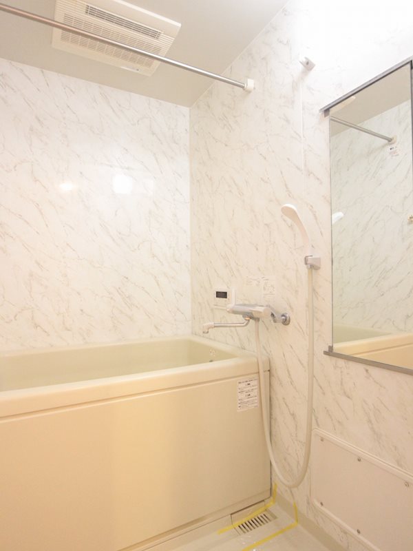 バス・シャワールーム　追焚、浴室乾燥機付き。