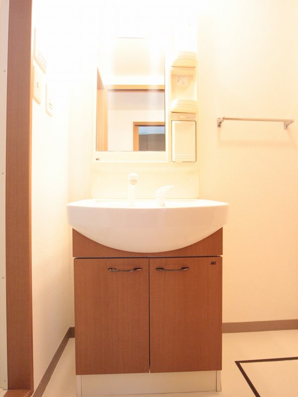 洗面設備　シャンプードレッサーつきの洗面台