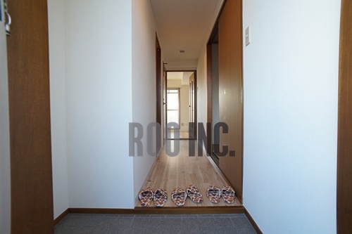 玄関　写真は反転のお部屋です