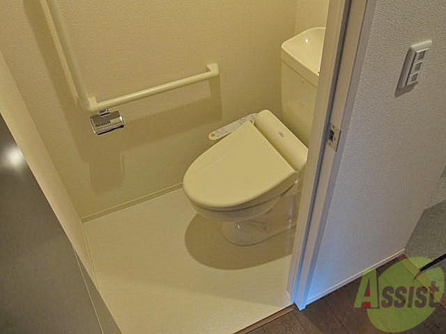 トイレ　ウォシュレットが便利で長居してしまいそうな広さです♪