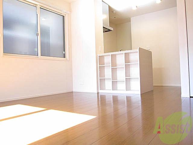 居室・リビング　リビングは窓も多く明るく風通しもよく快適ですよ～☆