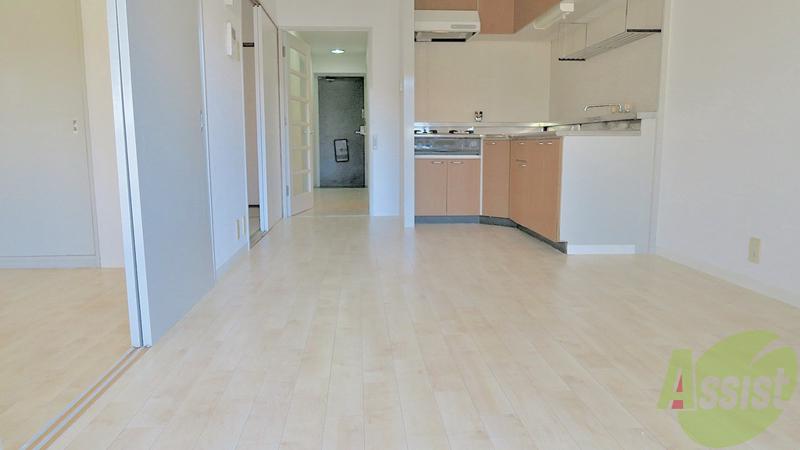 その他設備　配置のしやすいリビング。ソファーもテーブルも何でも置けます