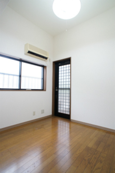 居室・リビング　落ち着いた色合いの床材を使用した居住空間です。