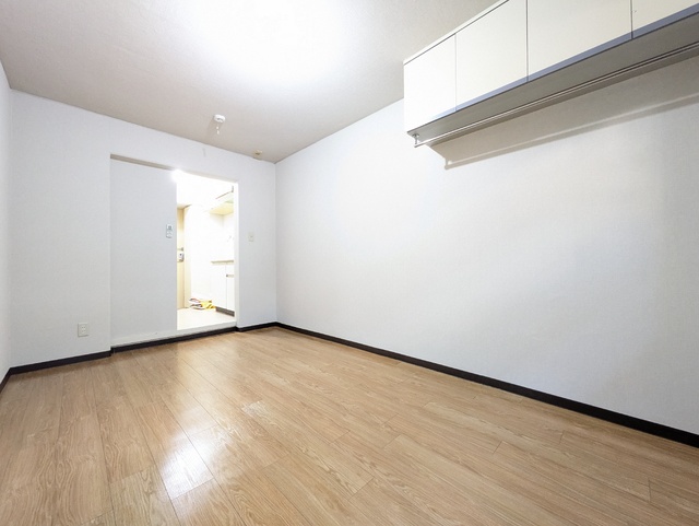 居室・リビング　★エアコン付きの洋室６．４帖★