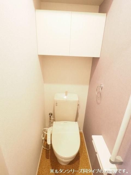 トイレ　※参考写真　同建築メーカー施工の同間取完成他物件のものです。