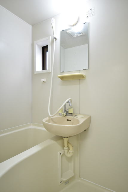 バス・シャワールーム　★お風呂は窓がついているので換気扇でのＷ換気が可能です★