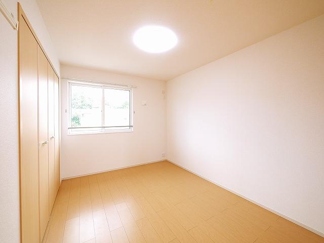 その他部屋・スペース　落ち着いた色調の寝室です