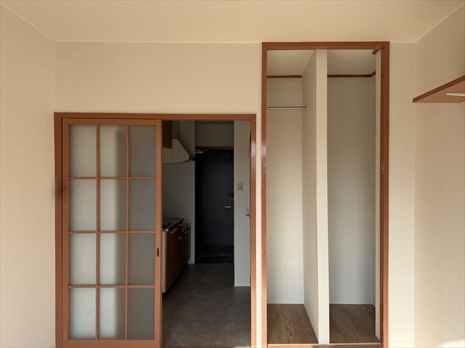 収納　リフォーム中の部屋