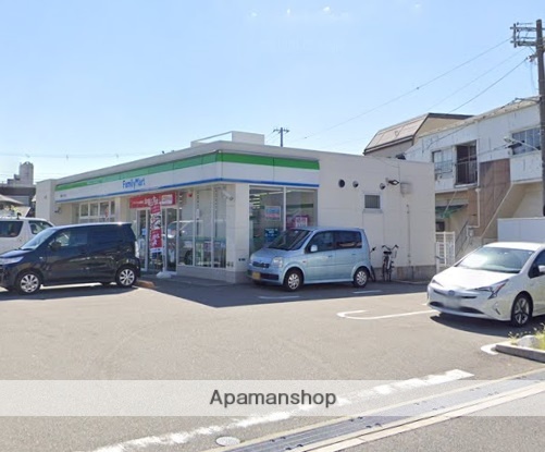 コンビニ　ファミリーマート（コンビニ）まで2m