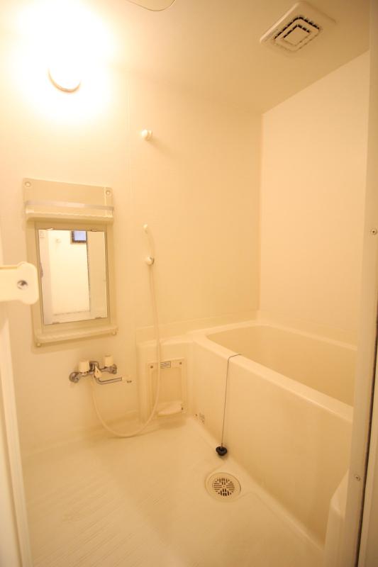 バス・シャワールーム　1　追い焚き機能付きバス