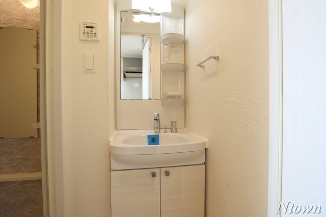 洗面設備　独立洗面台、朝の身支度には欠かせません