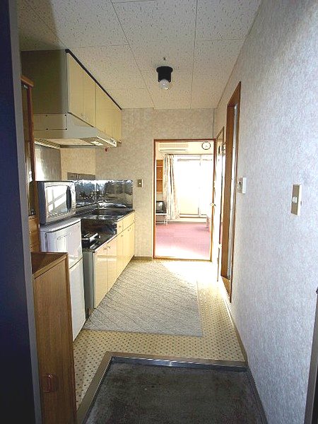 玄関　※写真は別号室です。